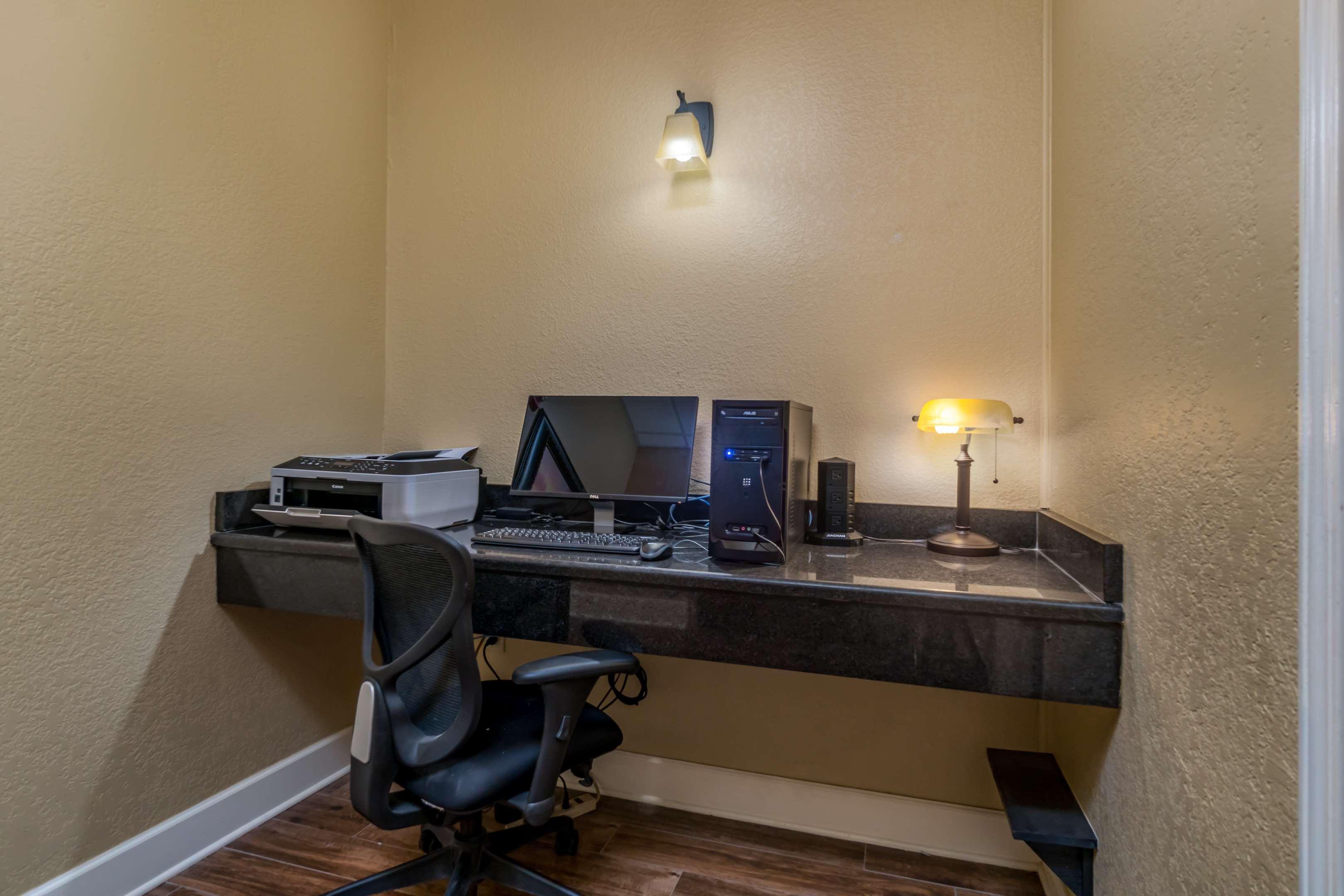 Best Western Plus Shamrock Inn & Suites Экстерьер фото